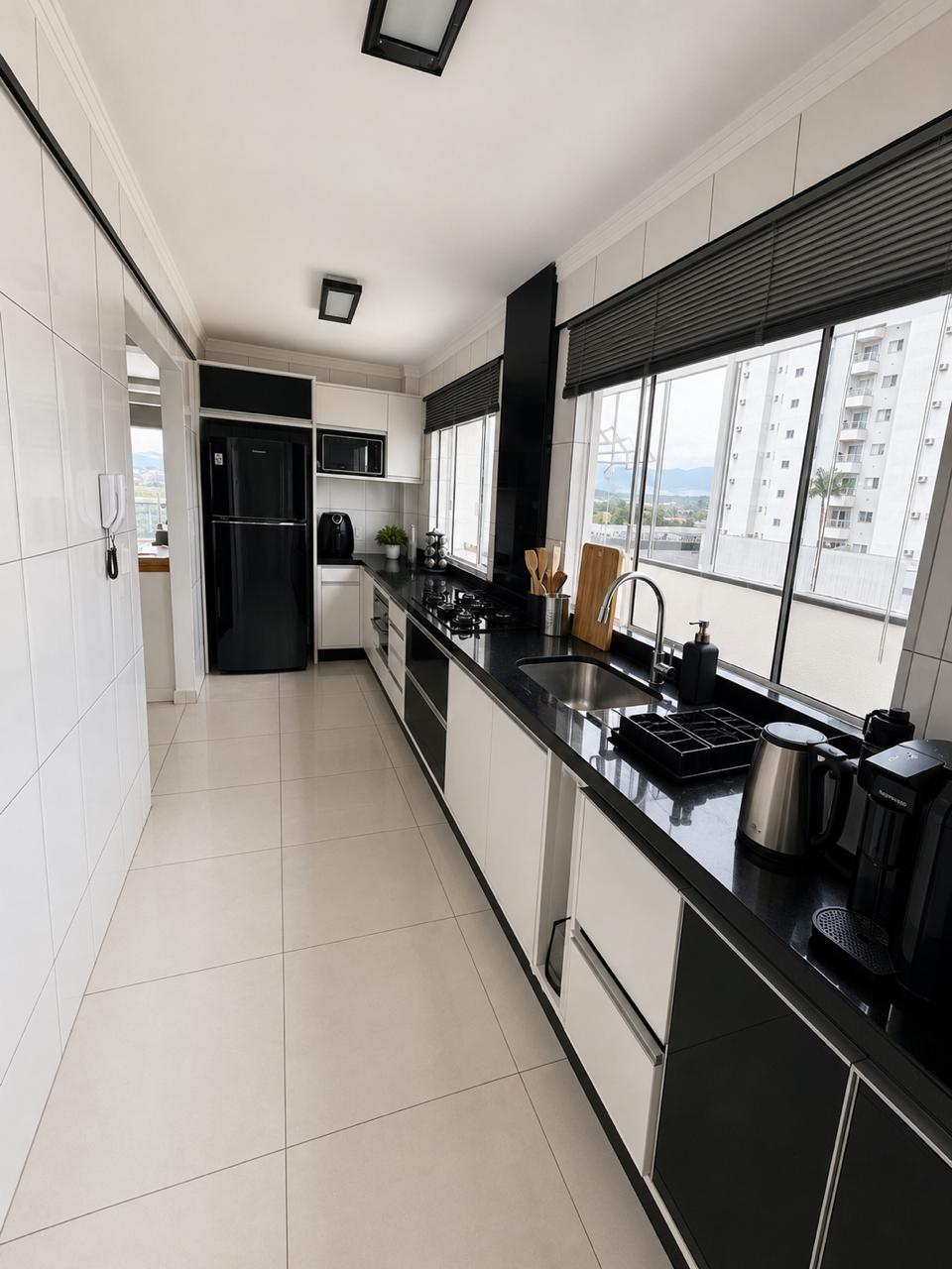 Apartamento 3 quartos (1 suíte) 2 closet e 2 vagas garagem